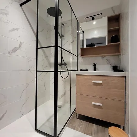 Quartier Republique Avec Terrasse Apartman